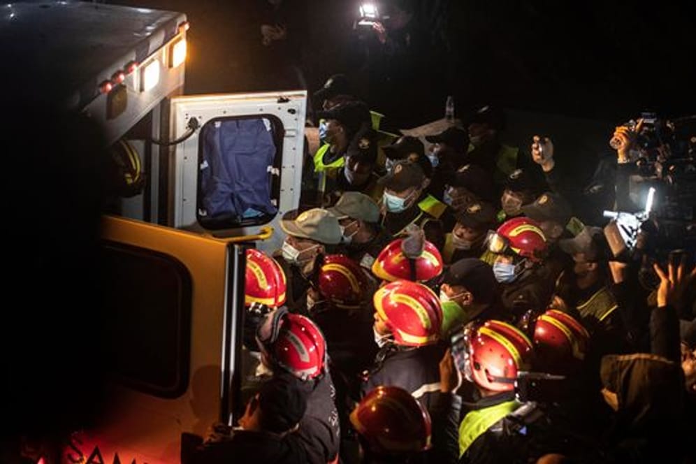 Rettungskräfte legen den Leichnam des fünfjährigen Rayan in einen Krankenwagen.