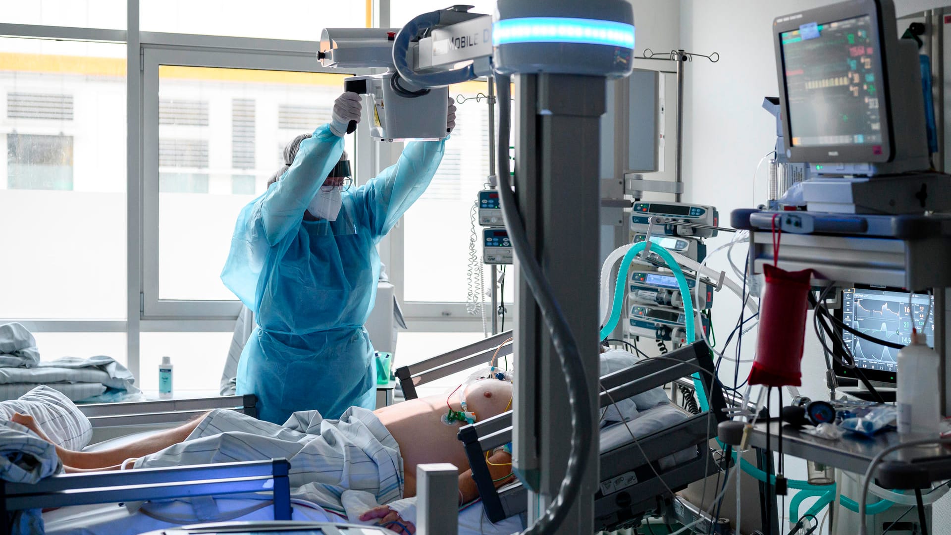 Eine MTA röntgt die Lunge eines Corona-Patienten (Archivbild): Die Hospitalisierungsrate liegt derzeit bei 5,45. Eine MTA röntgt die Lunge eines Corona-Patienten (Archivbild): Die Hospitalisierungsrate liegt derzeit bei 5,45.