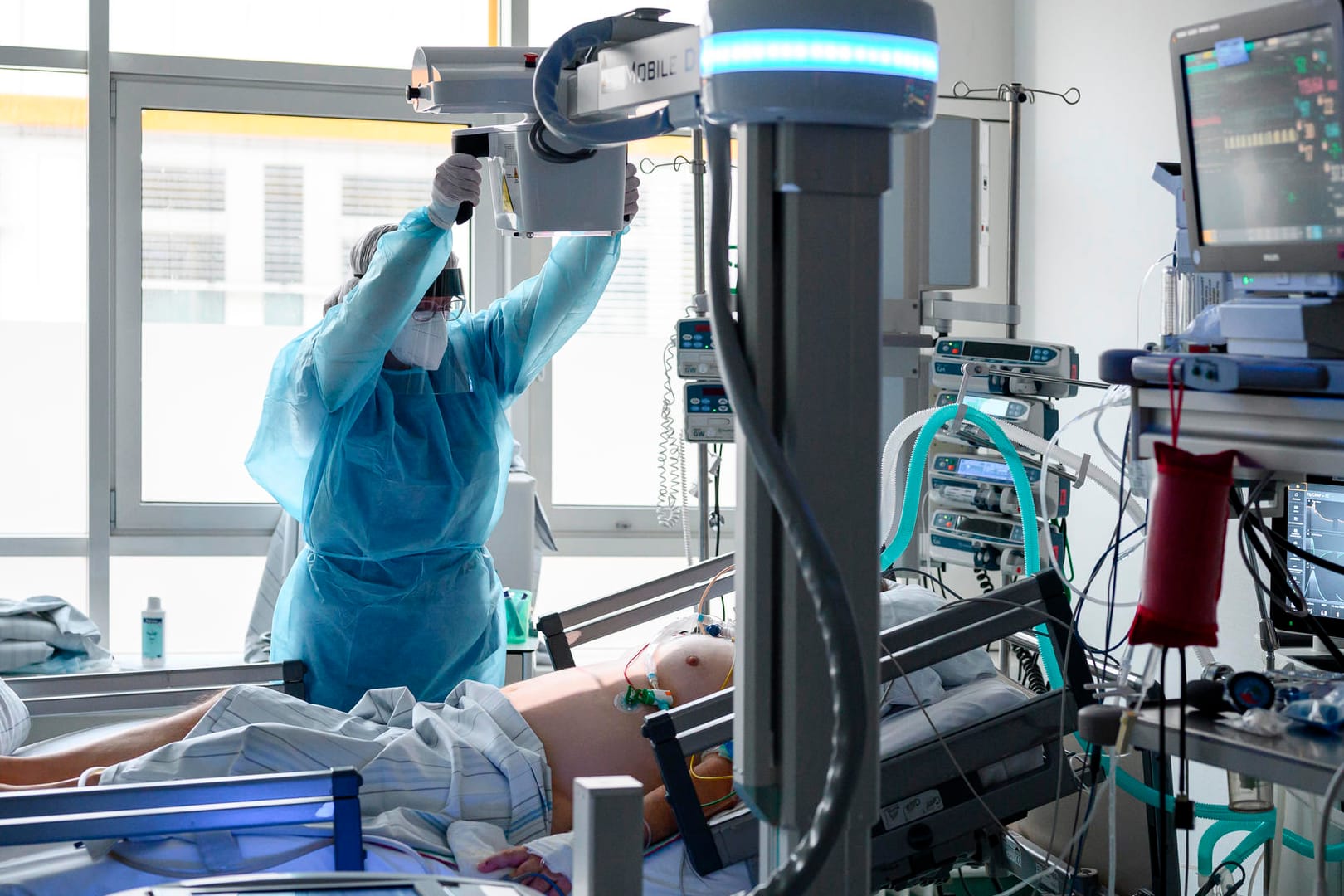 Eine MTA röntgt die Lunge eines Corona-Patienten (Archivbild): Die Hospitalisierungsrate liegt derzeit bei 5,45.