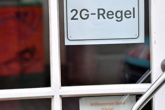 Die Politik diskutiert über Lockerungen, etwa der 2G-Regeln.