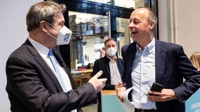 Markus Söder (l) begrüßt Friedrich Merz bei der Klausurtagung der CSU-Landesgruppe des Deutschen Bundestages.