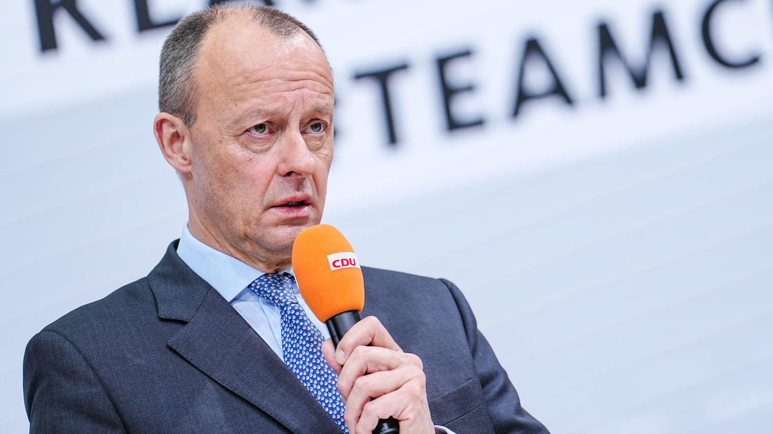 Friedrich Merz bei einer Pressekonferenz (Archivbild): Der CDU-Chef bemängelt, dass der Kanzler erst jetzt in die USA fliegt.