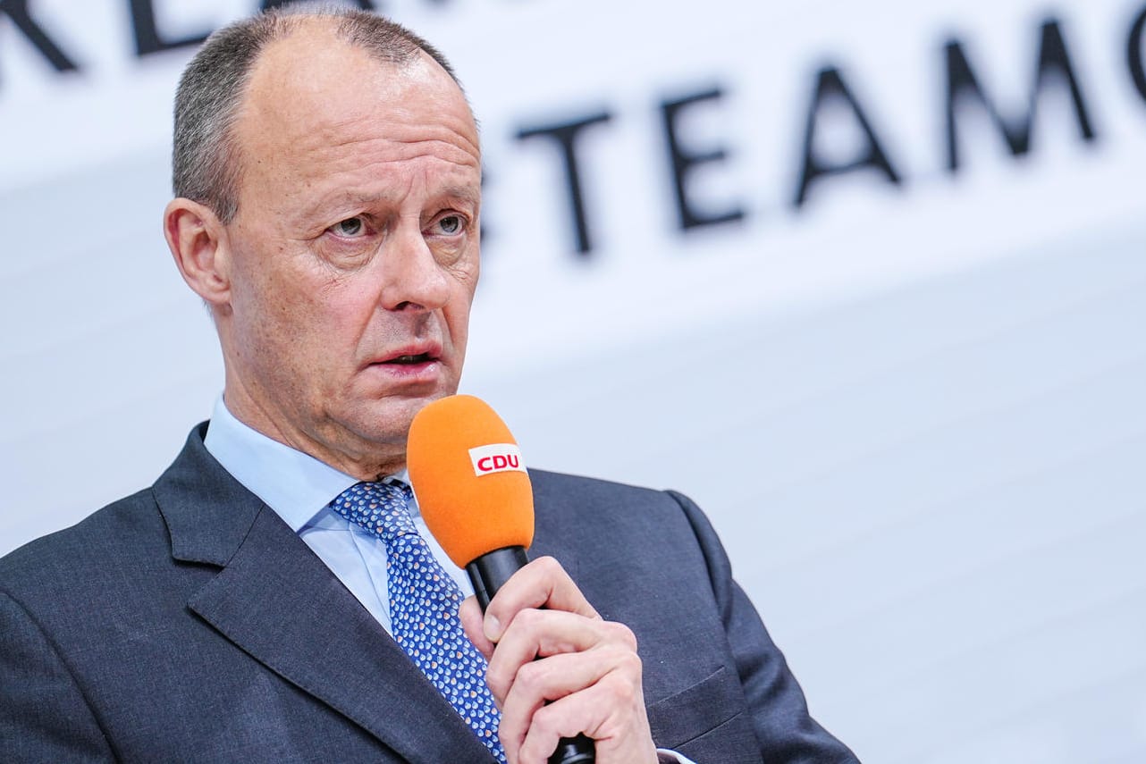 Friedrich Merz bei einer Pressekonferenz (Archivbild): Der CDU-Chef bemängelt, dass der Kanzler erst jetzt in die USA fliegt.