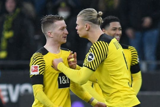 Marco Reus (l) rät Erling Haaland zum Verbleib beim BVB.