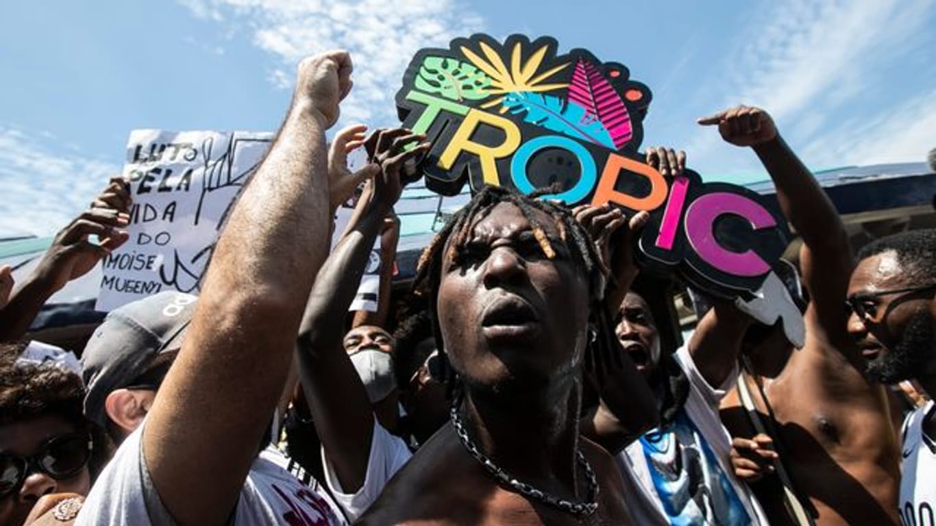Menschen demonstrieren in Rio de Janeiro nach dem gewaltsamen Tod eines kongolesischen Einwanderers.
