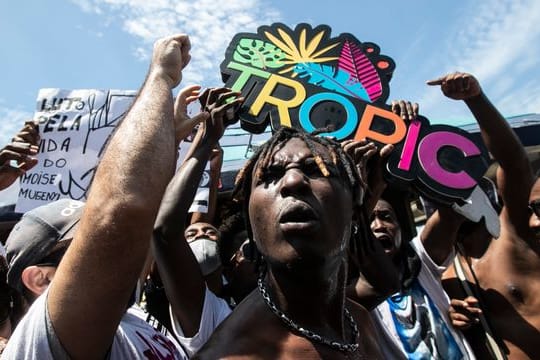 Menschen demonstrieren in Rio de Janeiro nach dem gewaltsamen Tod eines kongolesischen Einwanderers.