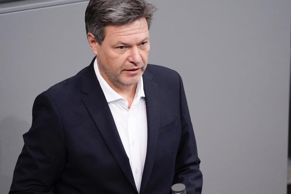 Robert Habeck spricht um Bundestag (Archivbild): Der Vizekanzler will mit einer Öffnung nach Corona noch warten.