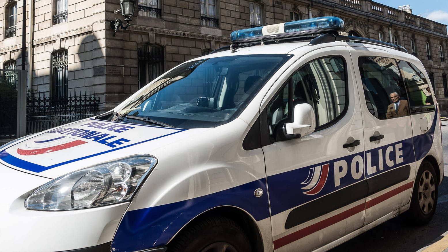 Ein französisches Polizeiauto (Symbolbild): Im Dorf Bussières soll es in einer Schule zu Misshandlungen gekommen sein. Ein französisches Polizeiauto (Symbolbild): Im Dorf Bussières soll es in einer Schule zu Misshandlungen gekommen sein.