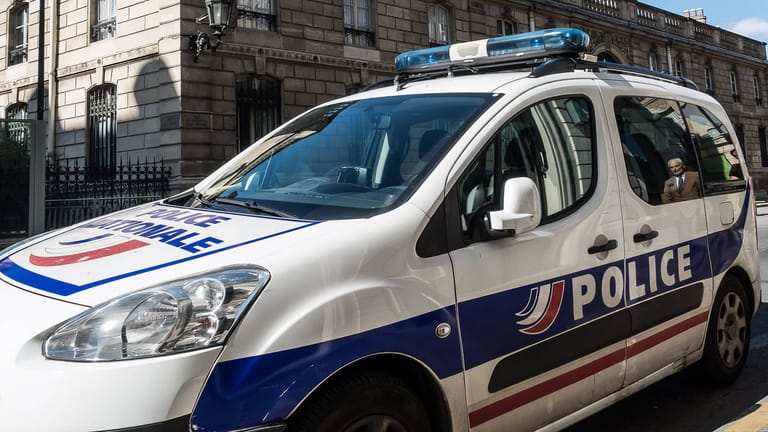 Ein französisches Polizeiauto (Symbolbild): Im Dorf Bussières soll es in einer Schule zu Misshandlungen gekommen sein.