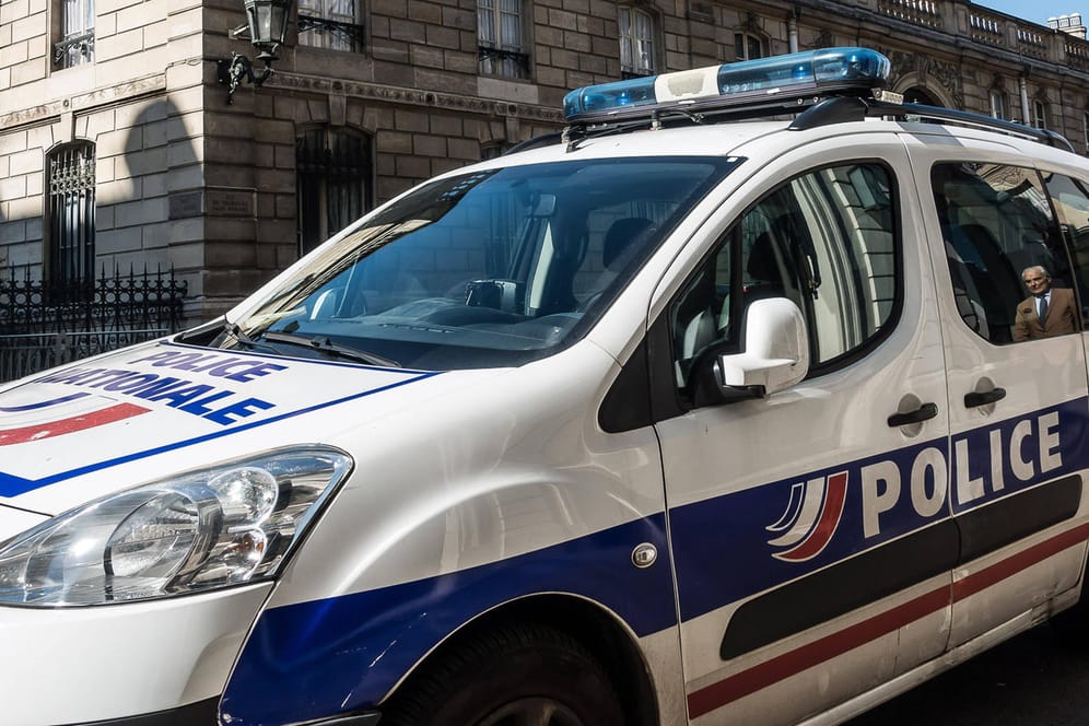 Ein französisches Polizeiauto (Symbolbild): Im Dorf Bussières soll es in einer Schule zu Misshandlungen gekommen sein.