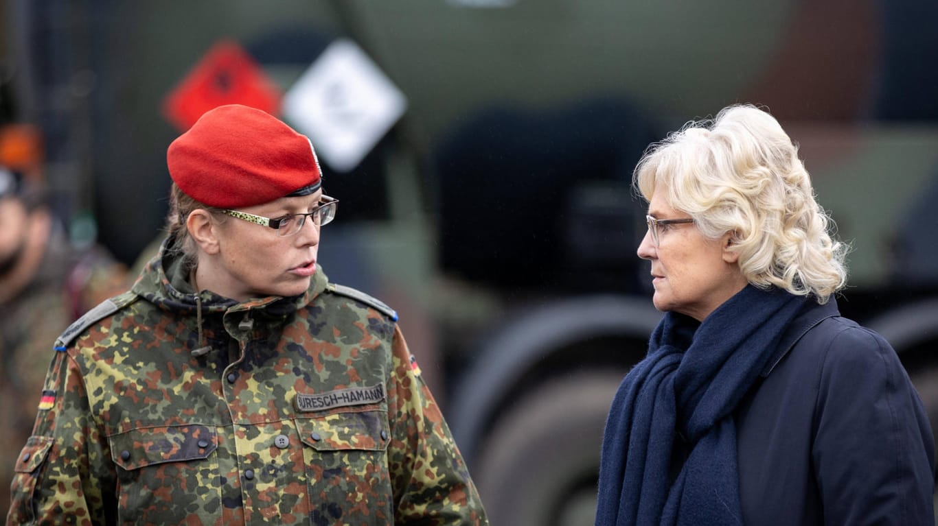 Bundesverteidigungsministerin Christine Lambrecht bei einem Truppenbesuch (Archivbild): Sie erwägt, mehr Soldaten nach Litauen zu senden.