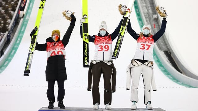 Skispringerin Katharina Althaus (l) freut sich bei der Siegerehrung über ihre Silbermedaile.