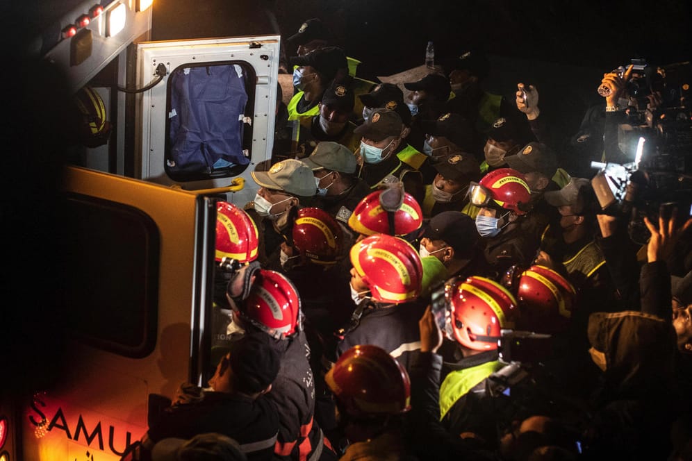 Rettungskräfte tragen den Leichnam des fünfjährigen Rayan und legen ihn in einen Krankenwagen: Die langwierige Rettungsaktion sorgte weltweit für Aufsehen.