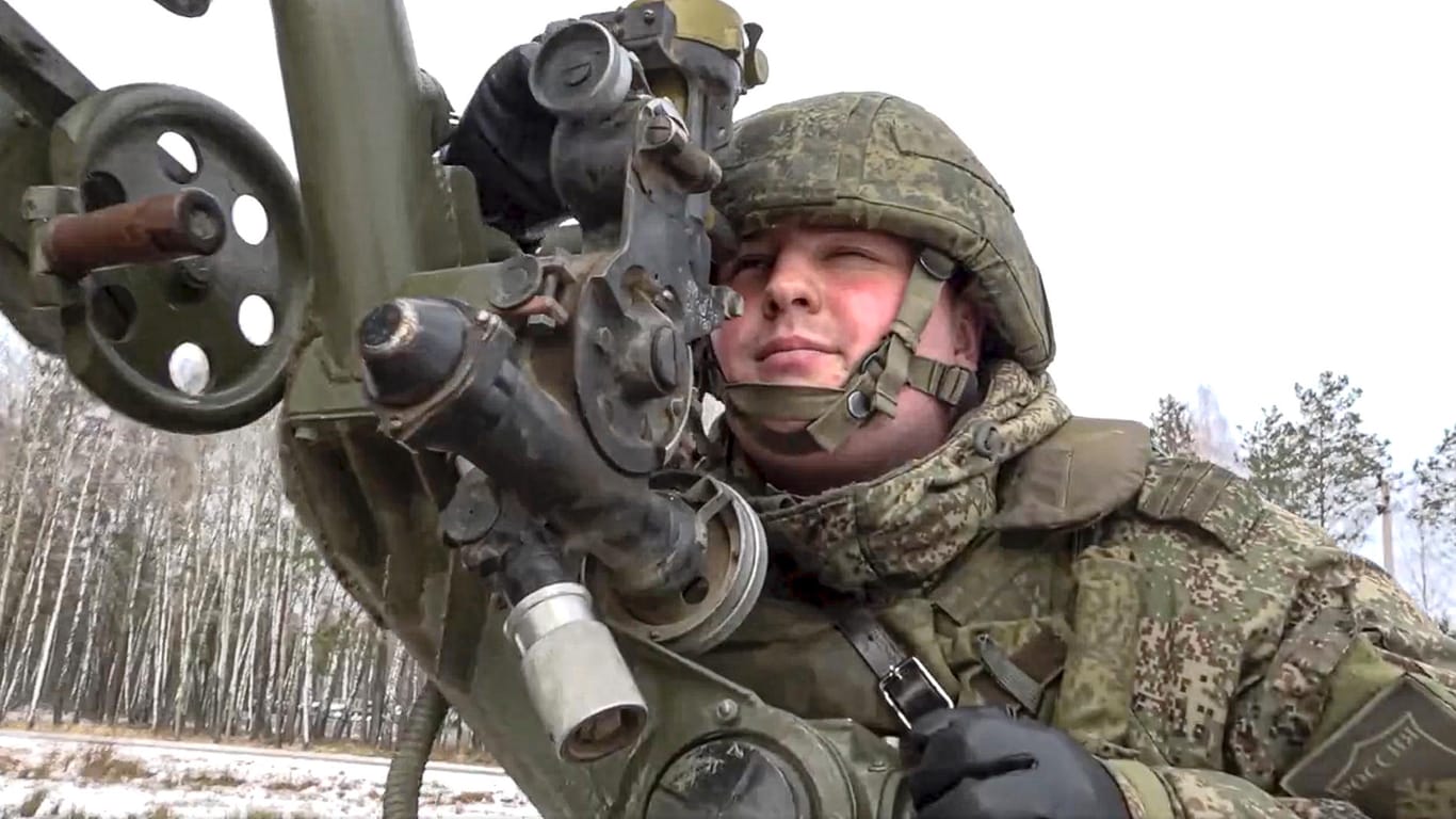 Ein Soldat bei einer gemeinsamen militärischen Übung von Belarus und Russland: Der Kreml bestreitet jegliche Angriffspläne.