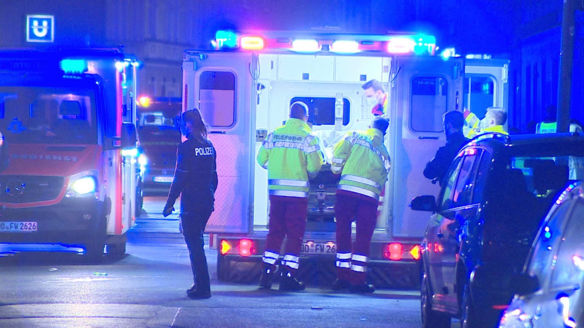 Eine verletzte Person wird in den Krankenwagen transportiert: Polizei und Rettungsdienst waren im Einsatz. Eine verletzte Person wird in den Krankenwagen transportiert: Polizei und Rettungsdienst waren im Einsatz.