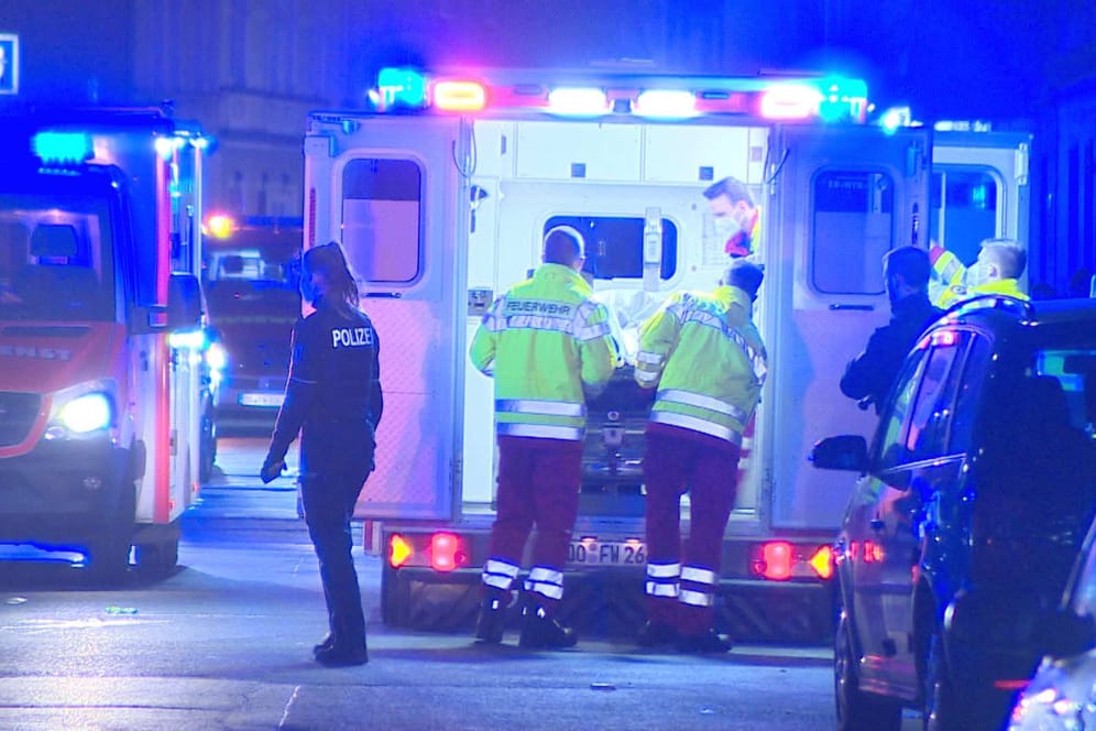 Eine verletzte Person wird in den Krankenwagen transportiert: Polizei und Rettungsdienst waren im Einsatz.