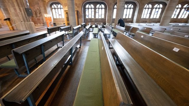 Leere Kirchenbänke