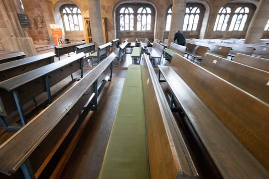 Leere Kirchenbänke