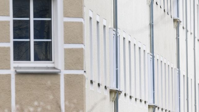 Fassade eines Mehrfamilienhauses in einer Innenstadt