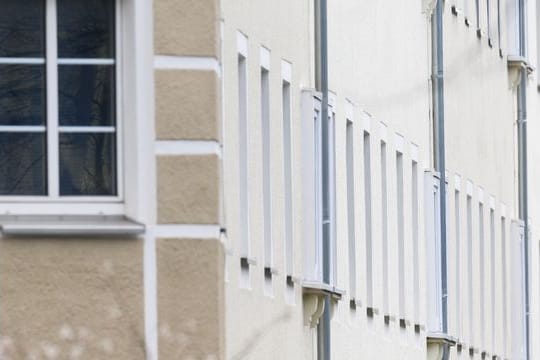 Fassade eines Mehrfamilienhauses in einer Innenstadt