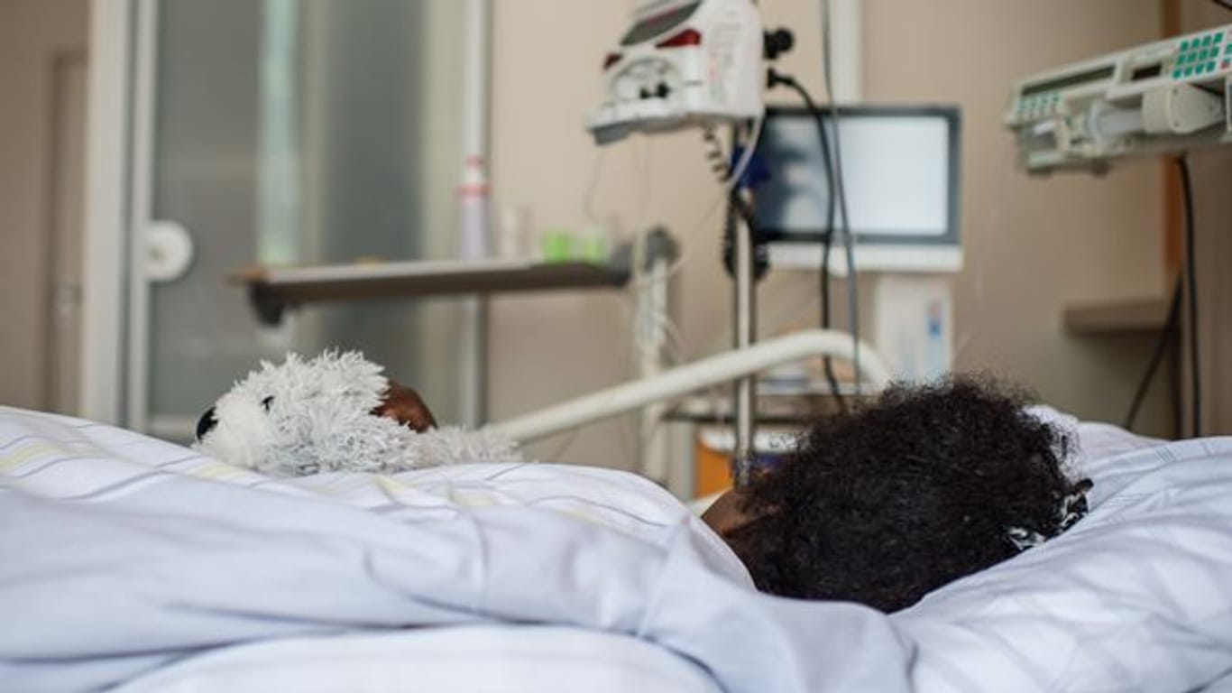 Eine Frau wird in einem Berliner Krankenhaus aufgrund schwerer Folgen einer Genitalverstümmelung behandelt.