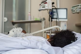 Eine Frau wird in einem Berliner Krankenhaus aufgrund schwerer Folgen einer Genitalverstümmelung behandelt.