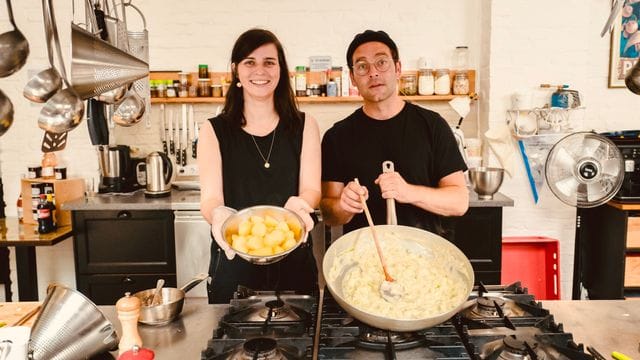 Bosse und Nora Tschirner stehen gemeinsam in der Küche