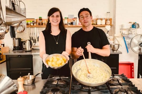 Bosse und Nora Tschirner stehen gemeinsam in der Küche