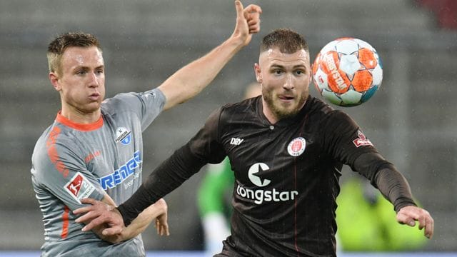 Torschütze Maximilian Dittgen (r) vom FC St. Pauli