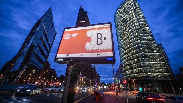 Eine Anzeigentafel wirbt für die kommende Berlinale Eine Anzeigentafel wirbt für die kommende Berlinale