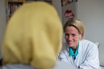 Oberärztin Cornelia Strunz spricht mit einer Patientin