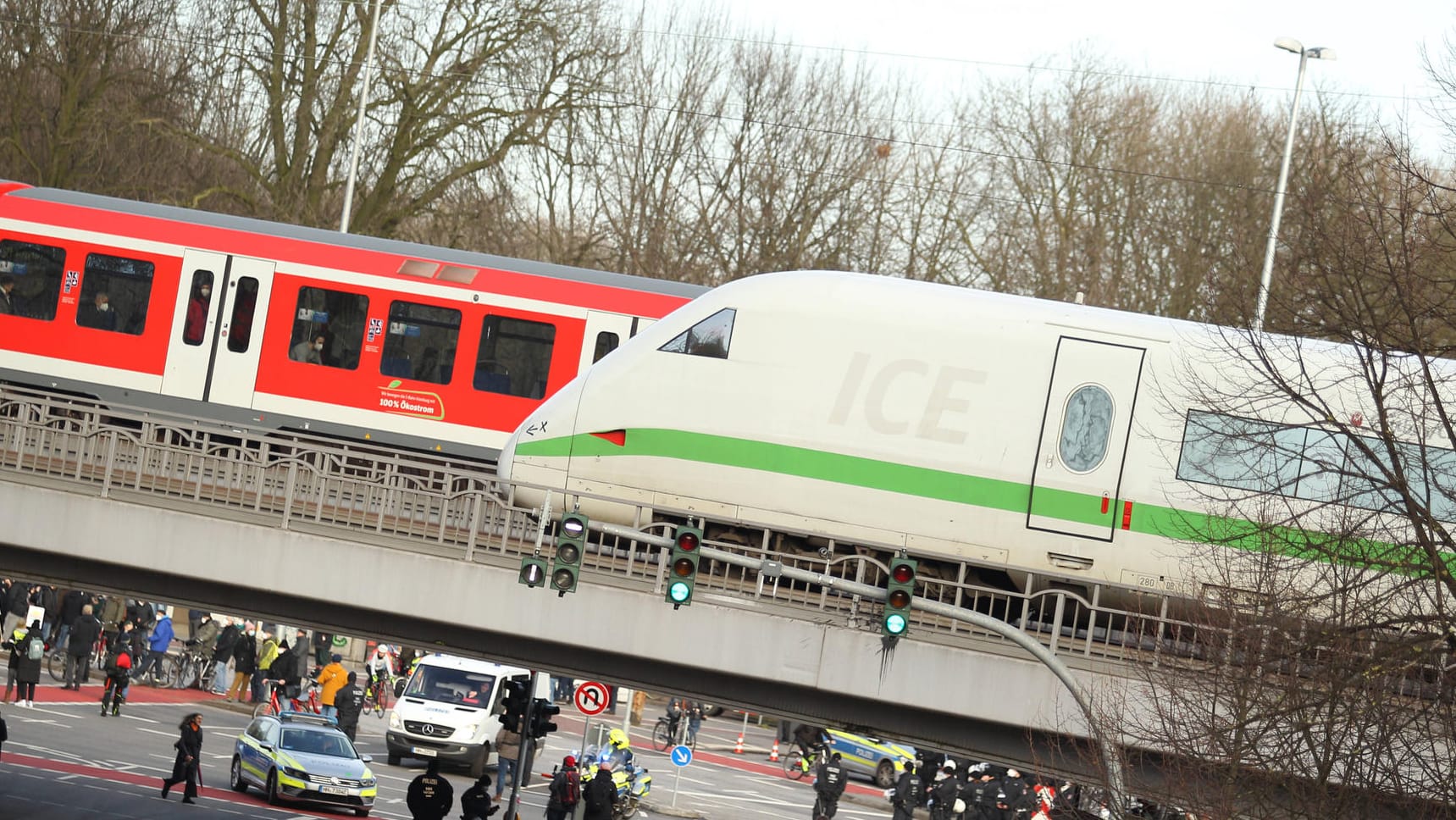 Ein ICE fährt in den Bahnhof Dammtor in Hamburg ein (Archiv): Es droht ein Zugchaos. Ein ICE fährt in den Bahnhof Dammtor in Hamburg ein (Archiv): Es droht ein Zugchaos.