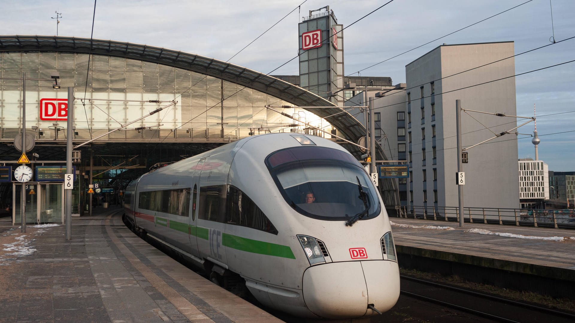 Ein ICE der Deutschen Bahn fährt aus dem Berliner Hauptbahnhof (Symbolbild): Das Unternehmen will die gesamte Flotte in den kommenden Jahren auf Elektroantrieb und Biokraftstoff umstellen. Ein ICE der Deutschen Bahn fährt aus dem Berliner Hauptbahnhof (Symbolbild): Das Unternehmen will die gesamte Flotte in den kommenden Jahren auf Elektroantrieb und Biokraftstoff umstellen.