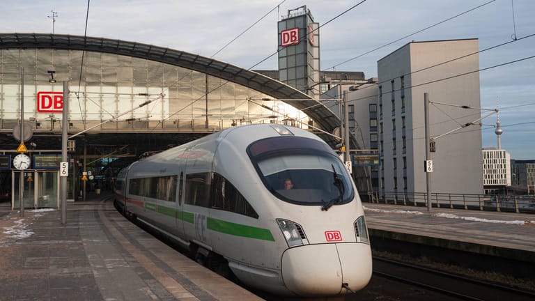 Ein ICE der Deutschen Bahn fährt aus dem Berliner Hauptbahnhof (Symbolbild): Das Unternehmen will die gesamte Flotte in den kommenden Jahren auf Elektroantrieb und Biokraftstoff umstellen.