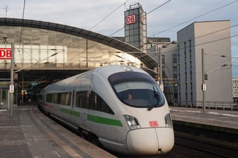 Ein ICE der Deutschen Bahn fährt aus dem Berliner Hauptbahnhof (Symbolbild): Das Unternehmen will die gesamte Flotte in den kommenden Jahren auf Elektroantrieb und Biokraftstoff umstellen.