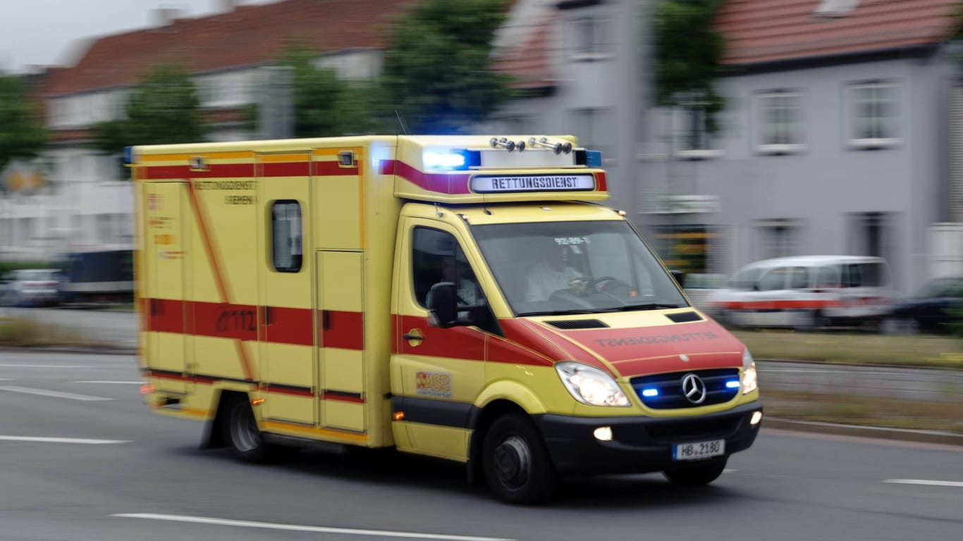 Ein Rettungswagen in Bremen (Symbolbild): Die Männer mussten schwer verletzt ins Krankenhaus.