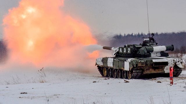 Ein russischer Panzer während einer Militärübung.