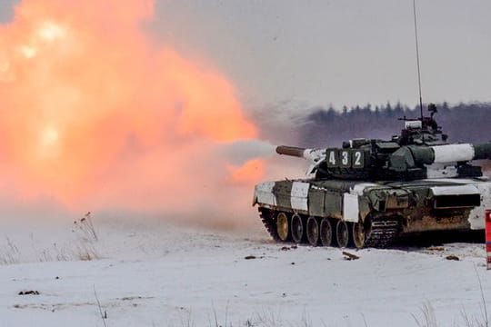 Ein russischer Panzer während einer Militärübung.