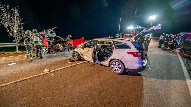Bei einem Autounfall auf einer Landstraße in der Nähe von Meinerzhagen im Märkischen Kreis ist ein junges Paar tödlich verunglückt. Bei einem Autounfall auf einer Landstraße in der Nähe von Meinerzhagen im Märkischen Kreis ist ein junges Paar tödlich verunglückt.