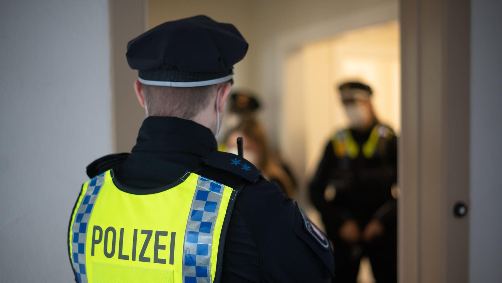 Polizeibeamte kontrollieren die Arztpraxis: Wegen Mängeln wurde die dazugehörige Teststation geschlossen. Polizeibeamte kontrollieren die Arztpraxis: Wegen Mängeln wurde die dazugehörige Teststation geschlossen.