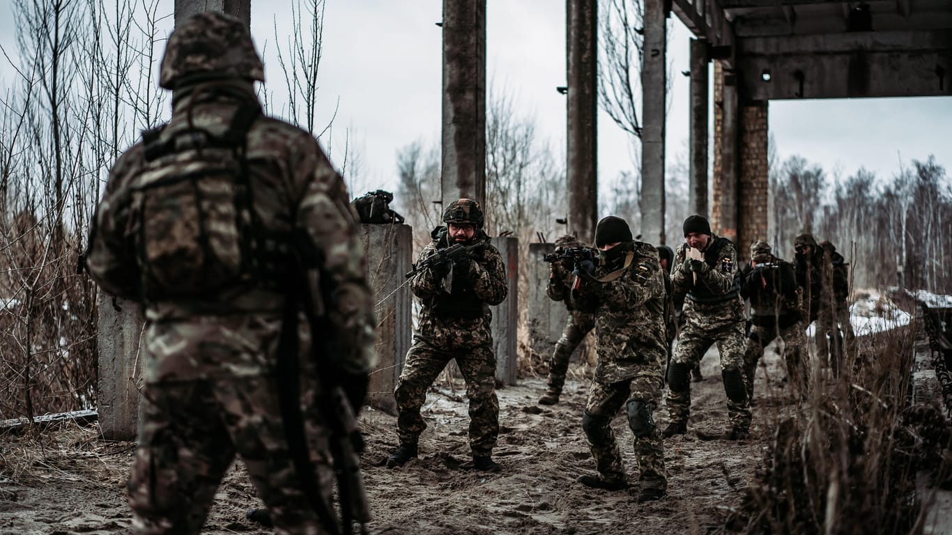 Die Reservisten des 130. Verteidigungsbataillons trainieren jeden Samstag in einem alten Fabrikgelände aus Sowjetzeiten nahe Kiew.