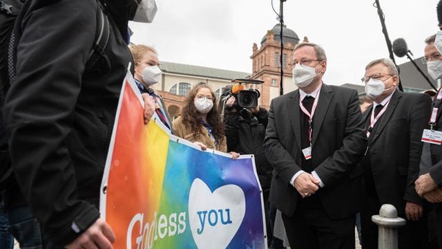 Der Vorsitzende der Deutschen Bischofskonferenz, Georg Bätzing, spricht vor der Synodalversammlung in Frankfurt mit Demonstranten, die eine vielfältigere Kirche fordern. Der Vorsitzende der Deutschen Bischofskonferenz, Georg Bätzing, spricht vor der Synodalversammlung in Frankfurt mit Demonstranten, die eine vielfältigere Kirche fordern.