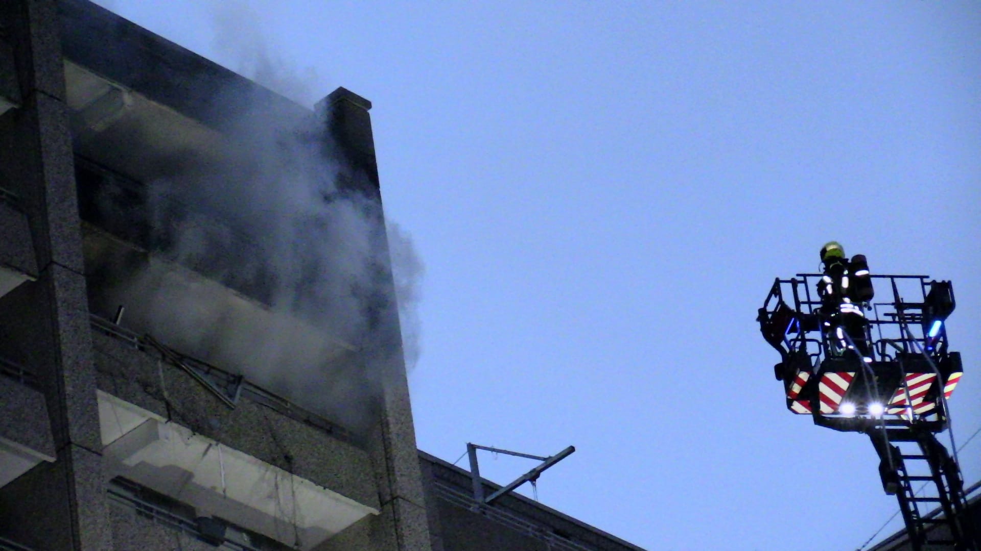 Über eine Drehleiter löschte die Feuerwehr den Brand: Zwei Menschen wurden verletzt und verloren ihre Wohnung. Über eine Drehleiter löschte die Feuerwehr den Brand: Zwei Menschen wurden verletzt und verloren ihre Wohnung.