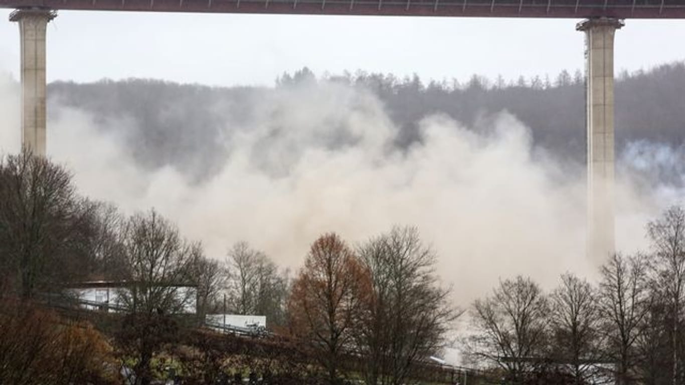 Die Talbrücke Rinsdorf auf der Autobahn A45 zwischen den Anschlussstellen Siegen-Süd und Wilnsdorf wird gesprengt.