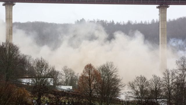 Die Talbrücke Rinsdorf auf der Autobahn A45 zwischen den Anschlussstellen Siegen-Süd und Wilnsdorf wird gesprengt.