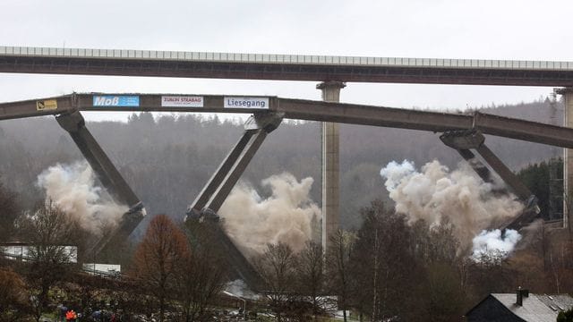 Nach der Zündung knicken die Brückenpfeiler ein.