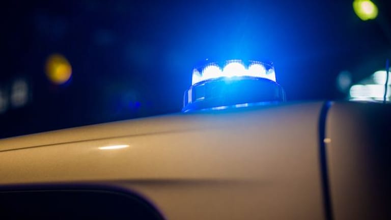 Ein Blaulicht leuchtet auf dem Dach eines Polizeifahrzeugs: Im Landkreis Wittenberg starb ein 19-Jähriger.