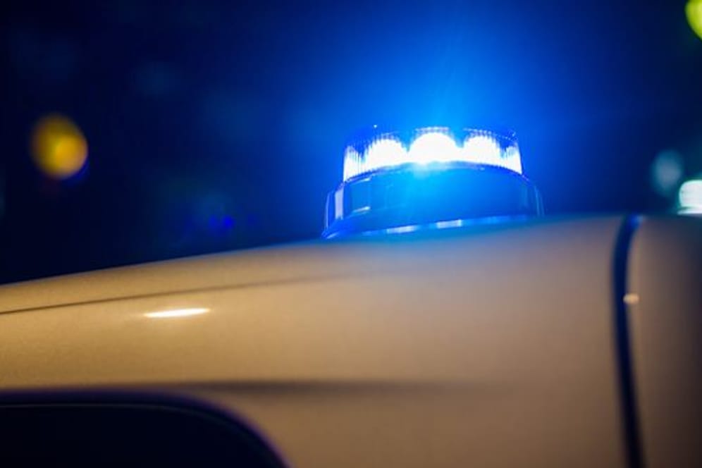 Ein Blaulicht leuchtet auf dem Dach eines Polizeifahrzeugs: Im Landkreis Wittenberg starb ein 19-Jähriger.