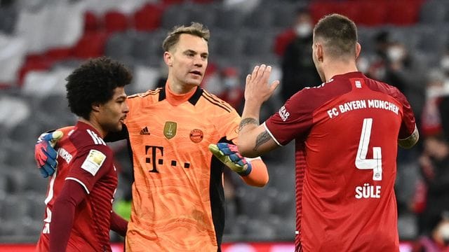 Bayern-Torwart Neuer (M) musste am Sonntag operiert werden.