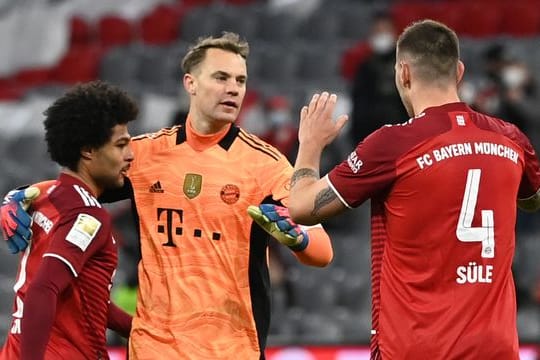Bayern-Torwart Neuer (M) musste am Sonntag operiert werden.